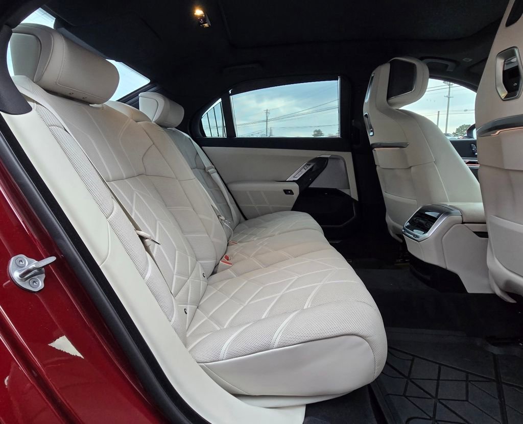 Used 2023 BMW i7 xDrive60 image 21