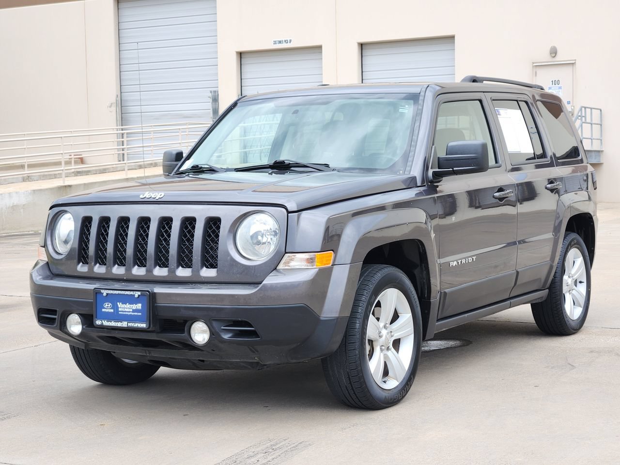 Used 2017 Jeep Patriot Latitude FWD image 2