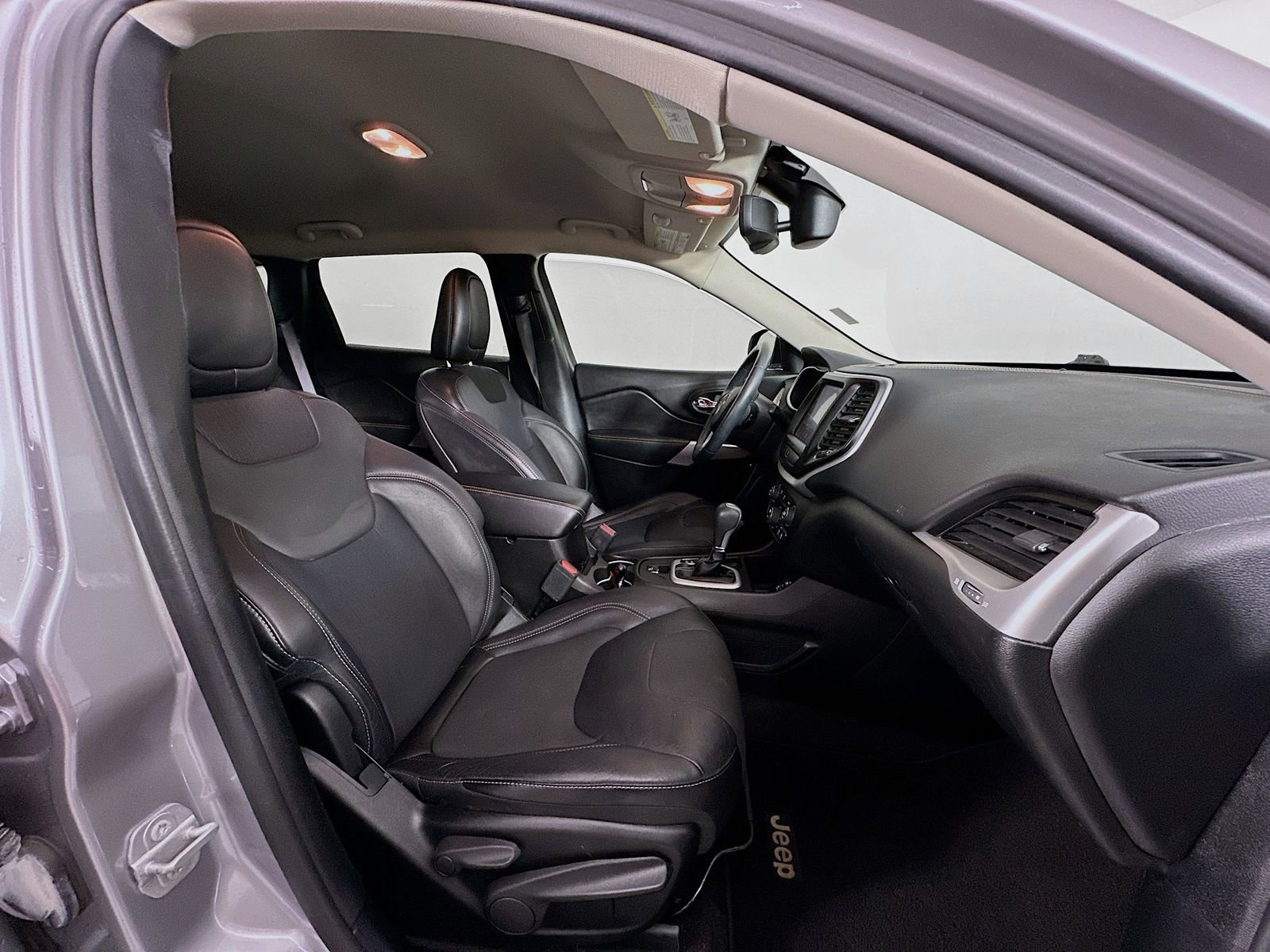 Used 2018 Jeep Cherokee Latitude Plus w/ Comfort/Convenience Group image 27