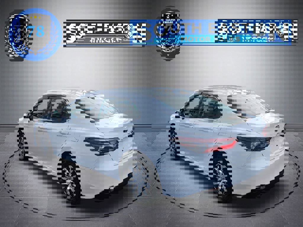 Used 2022 Toyota Camry LE image 5