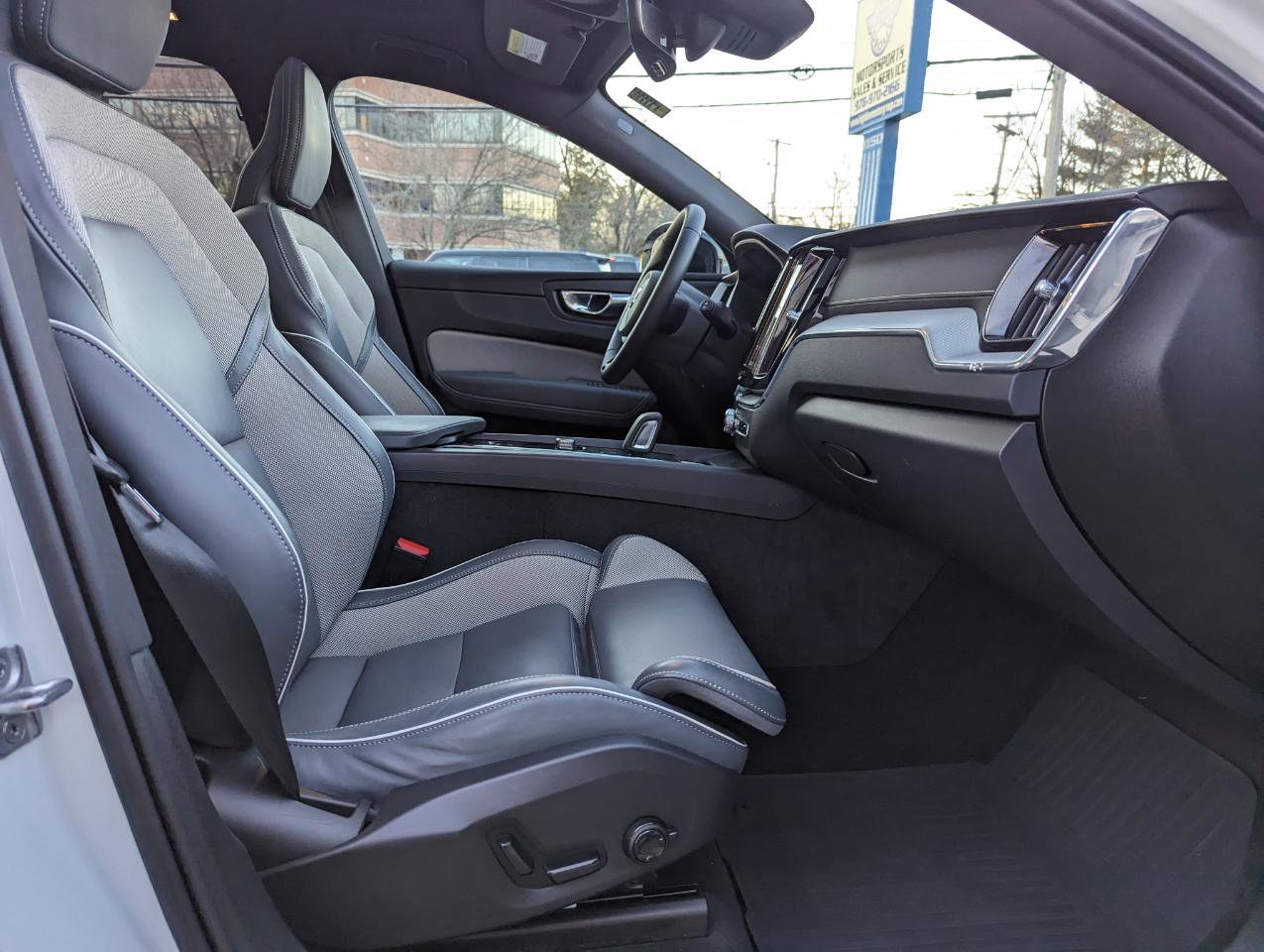 Used 2022 Volvo XC60 B5 R-Design w/ Advanced Package image 31