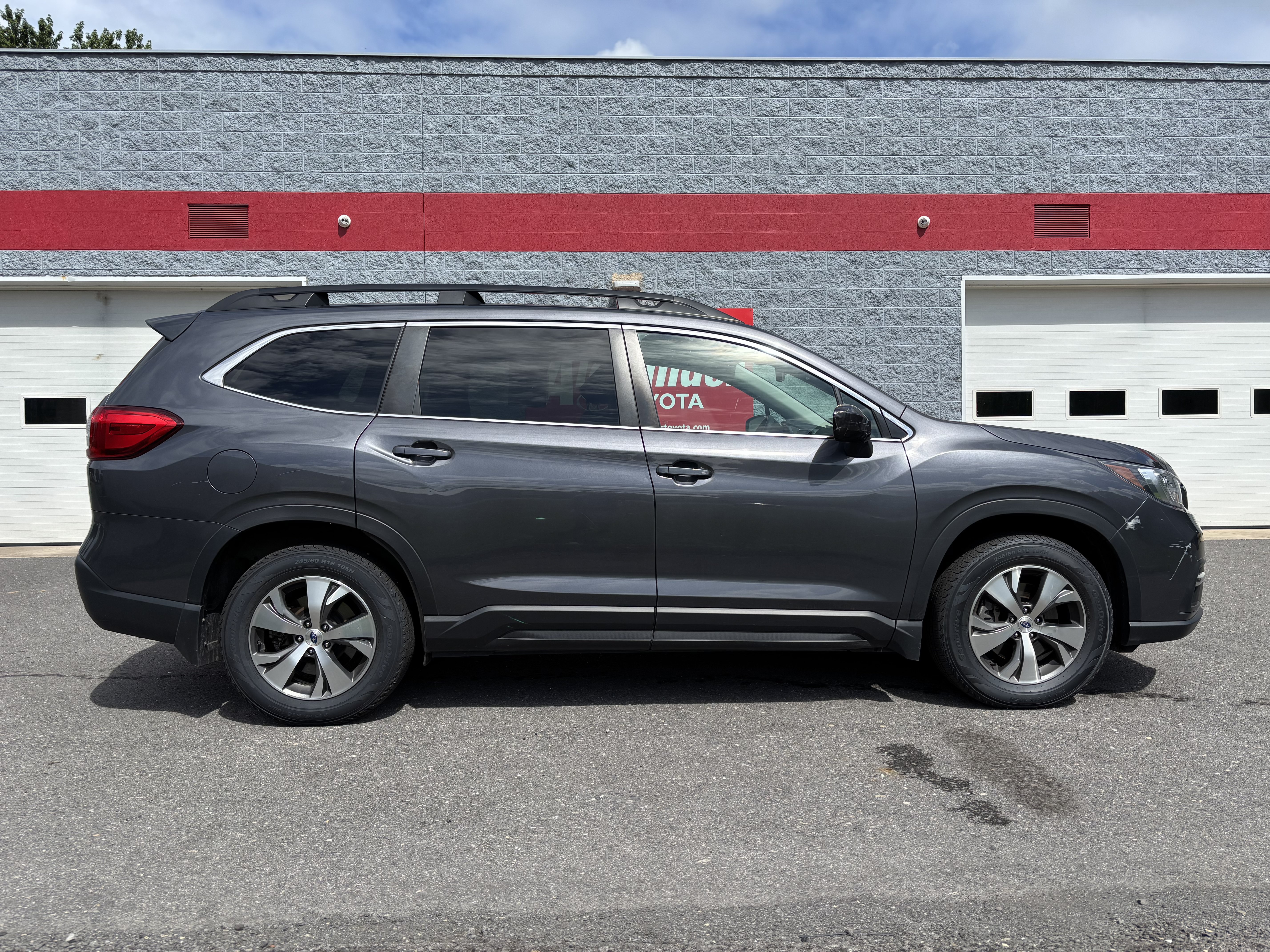 Used 2021 Subaru Ascent Premium w/ Convenience Package AWD/4WD image 2
