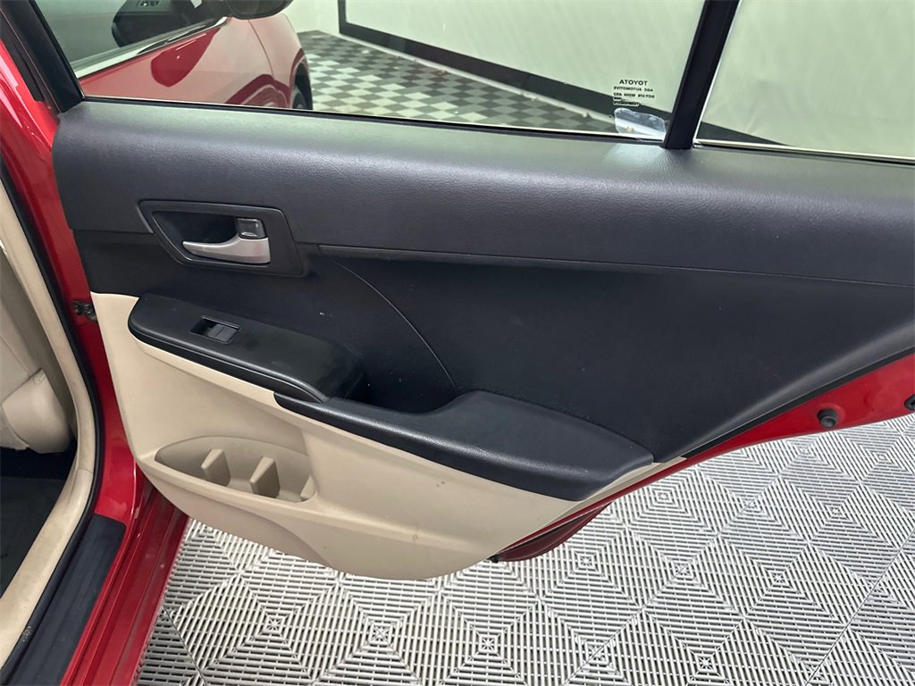 Used 2014 Toyota Camry L image 16