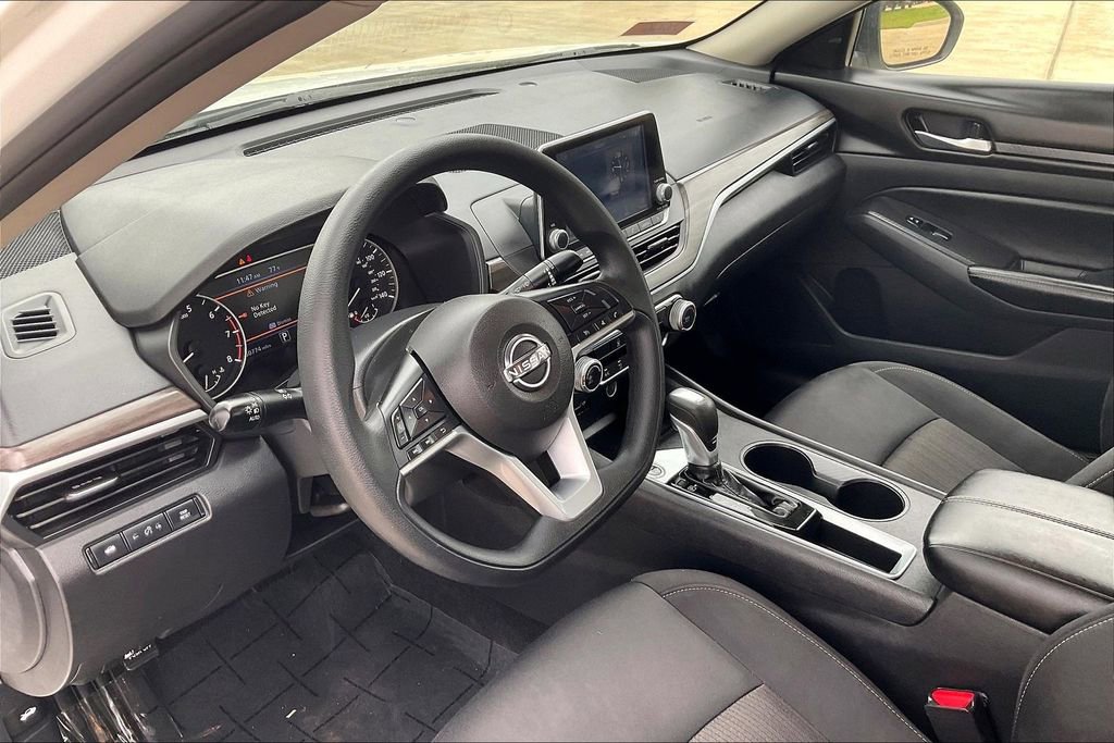 Used 2025 Nissan Altima 2.5 SV image 13