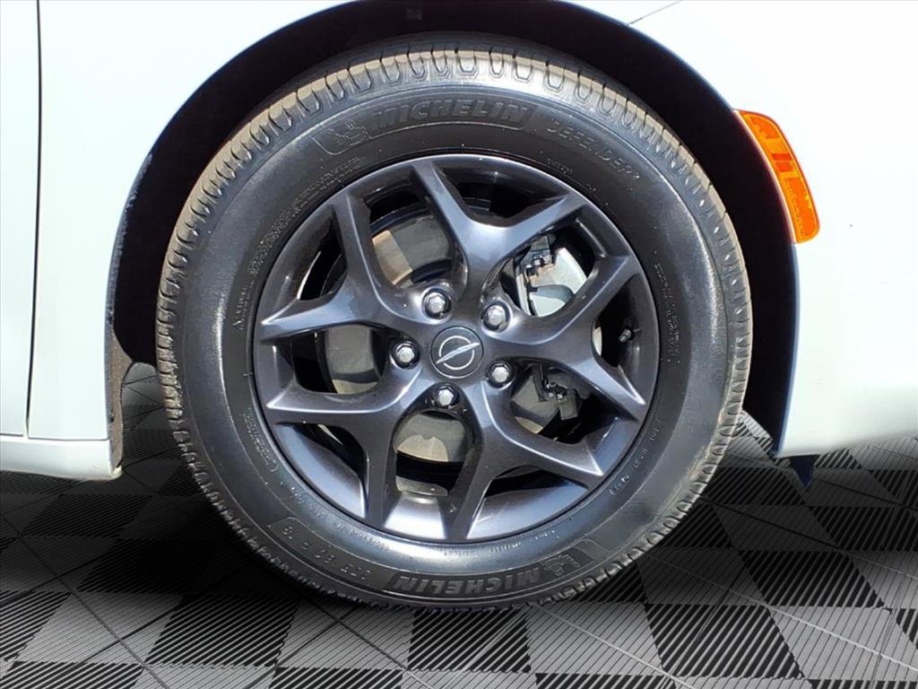 Used 2020 Chrysler Pacifica Touring-L Plus FWD image 9