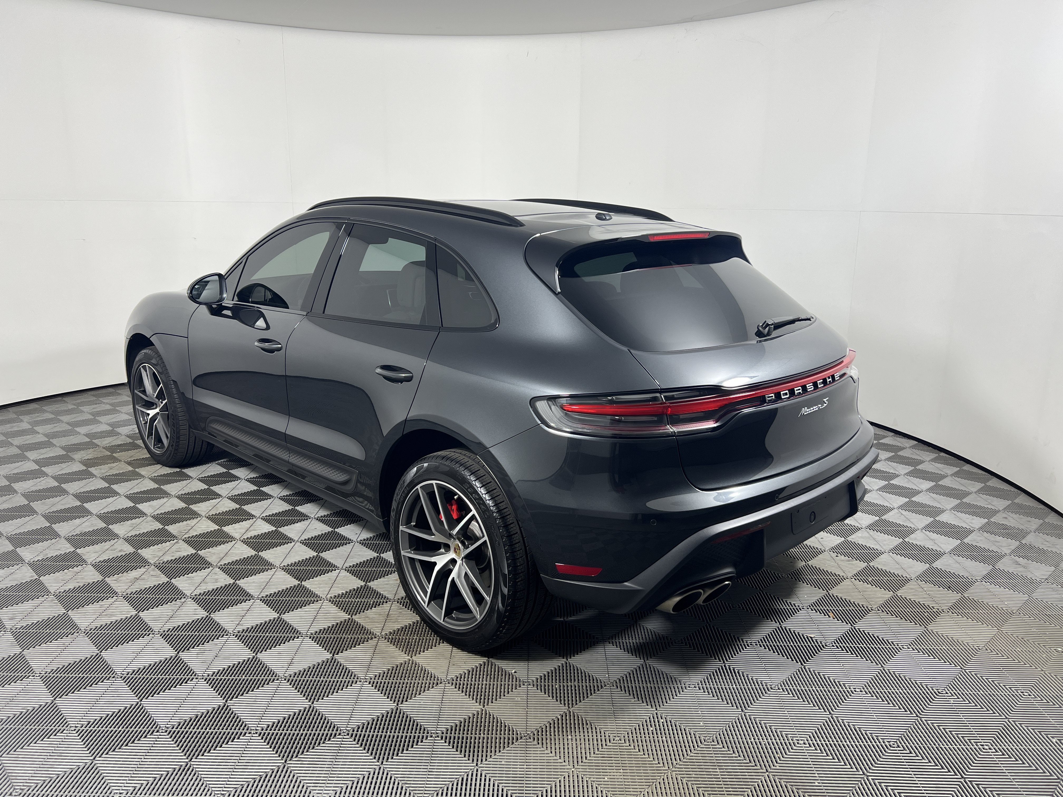 Certified 2024 Porsche Macan S AWD/4WD image 3
