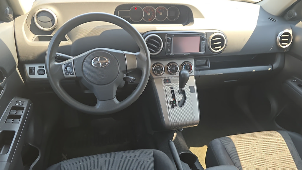 Used 2015 Scion xB FWD image 17