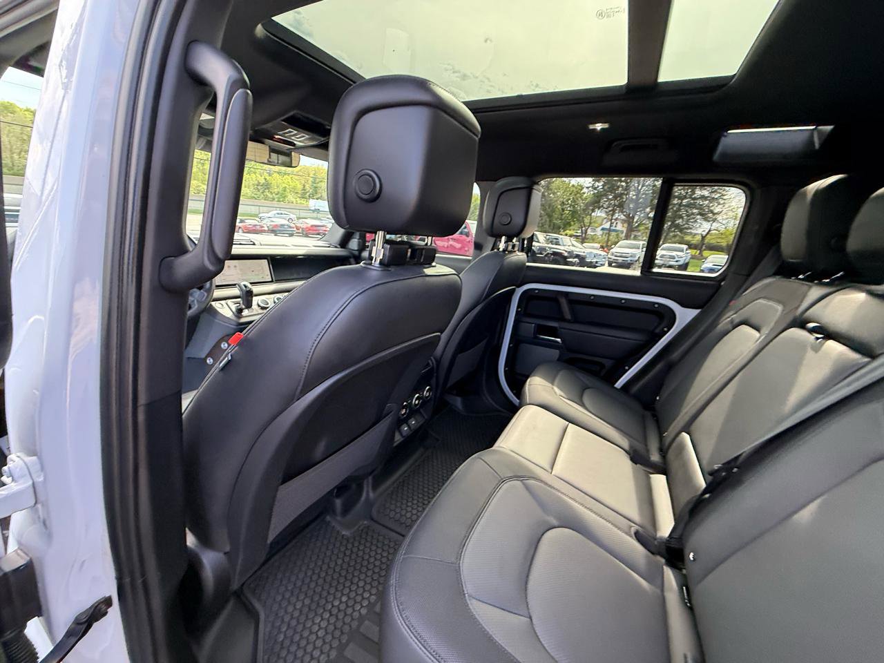 Used 2023 Land Rover Defender 110 X-Dynamic SE image 29