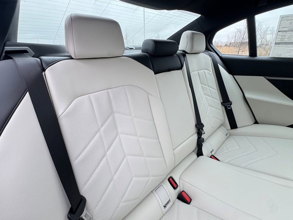 New 2026 BMW 550e xDrive w/ Premium Package image 24
