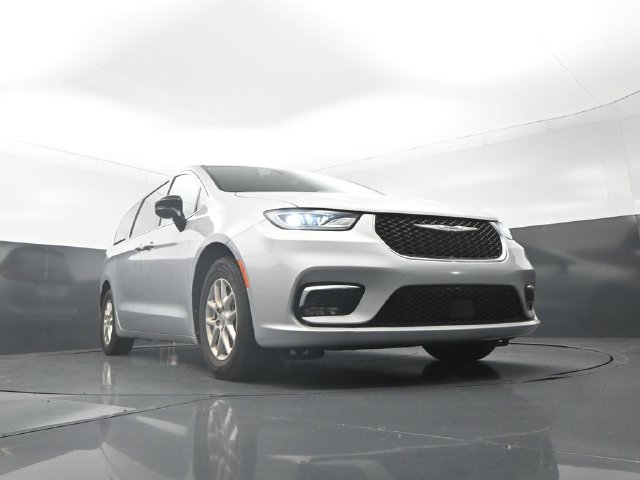 Used 2024 Chrysler Pacifica Touring-L FWD image 38