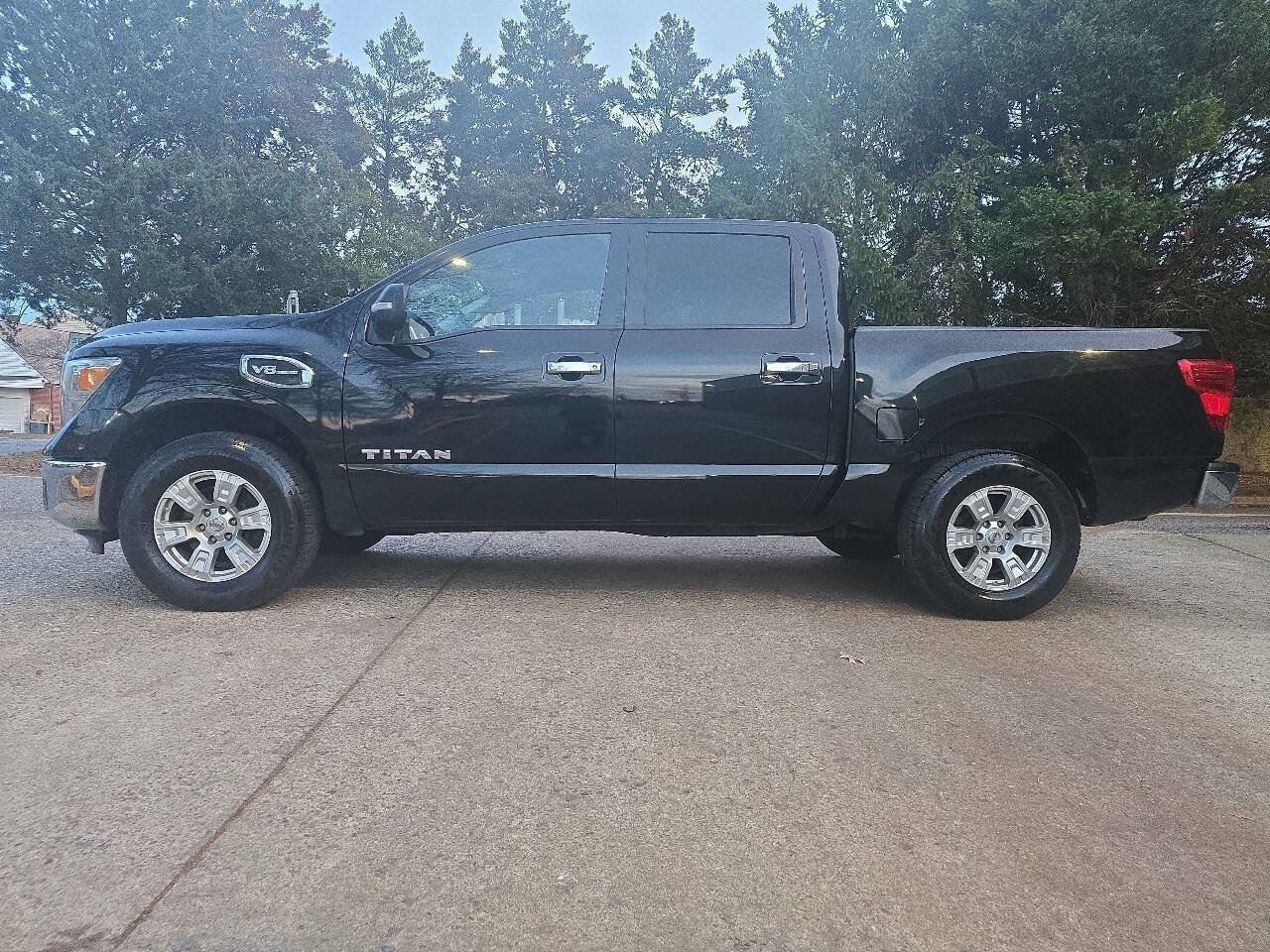 Used 2017 Nissan Titan SV image 2