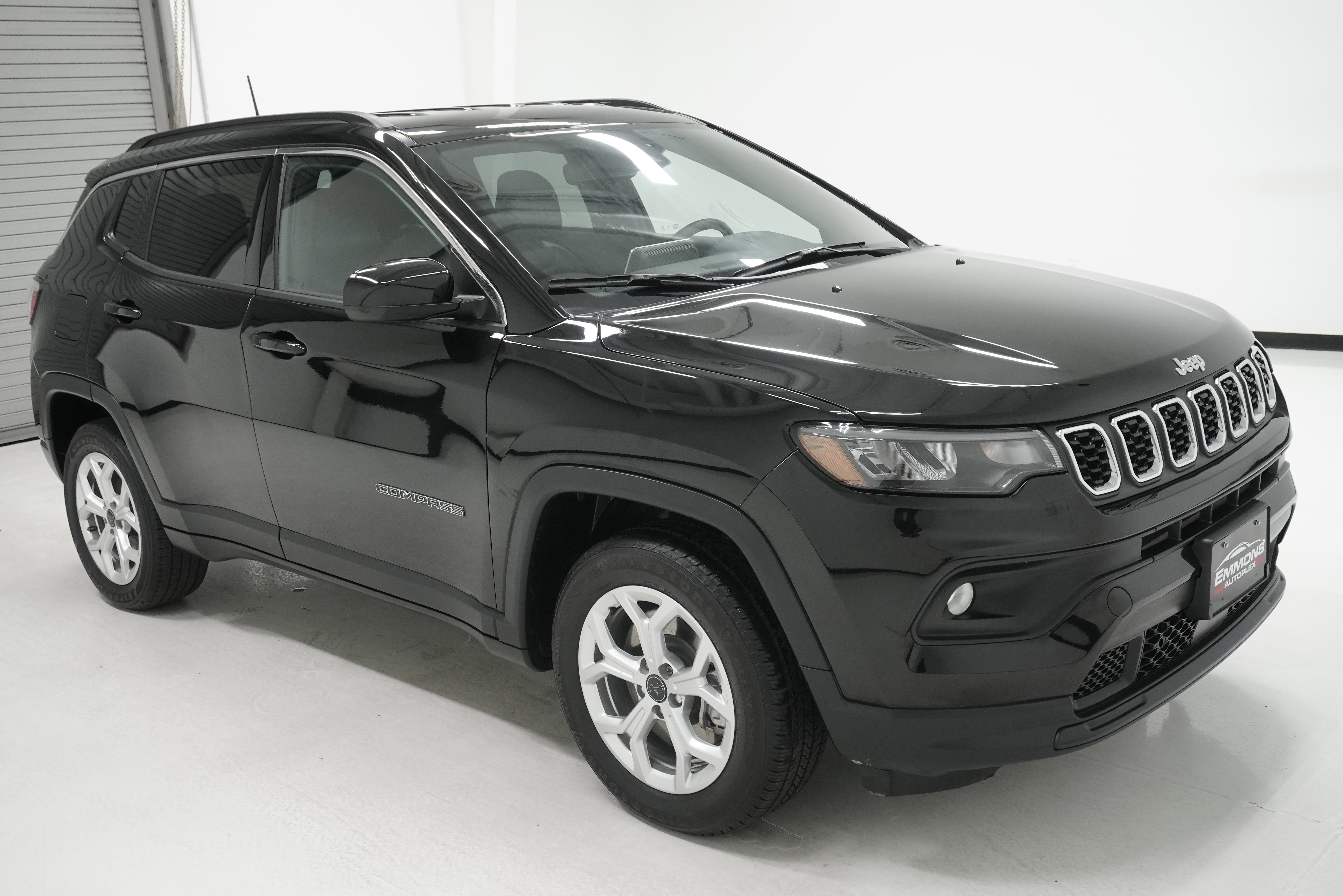 Used 2025 Jeep Compass Latitude image 3