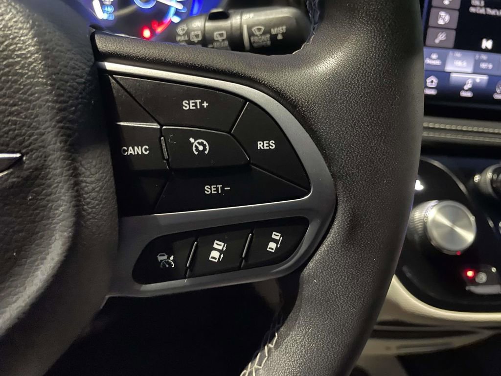 Used 2023 Chrysler Pacifica Touring-L image 34
