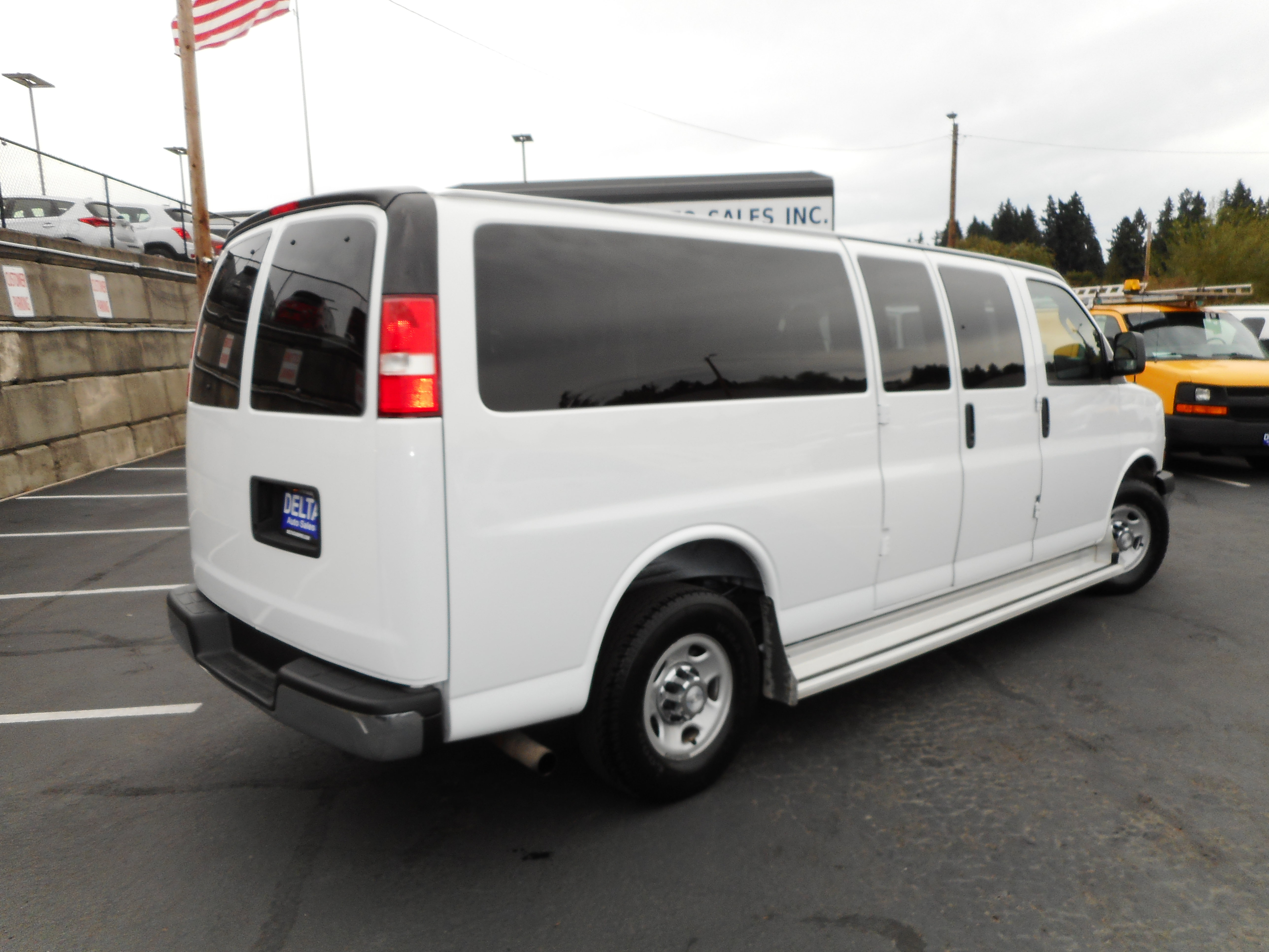 Used 2016 Chevrolet Express 3500 LT w/ LT Preferred Equipment Group RWD image 7