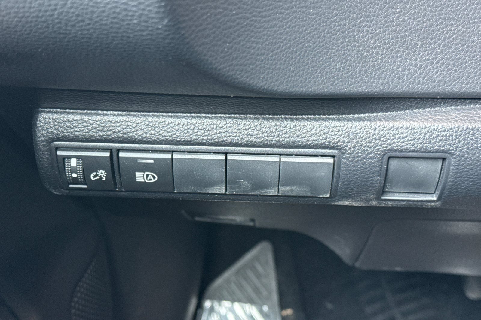 Certified 2022 Toyota Corolla SE w/ SE Premium Package FWD image 33