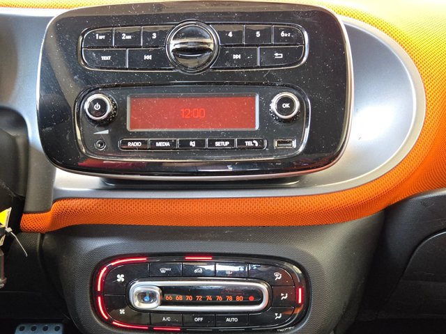 Used 2016 smart fortwo passion RWD image 16