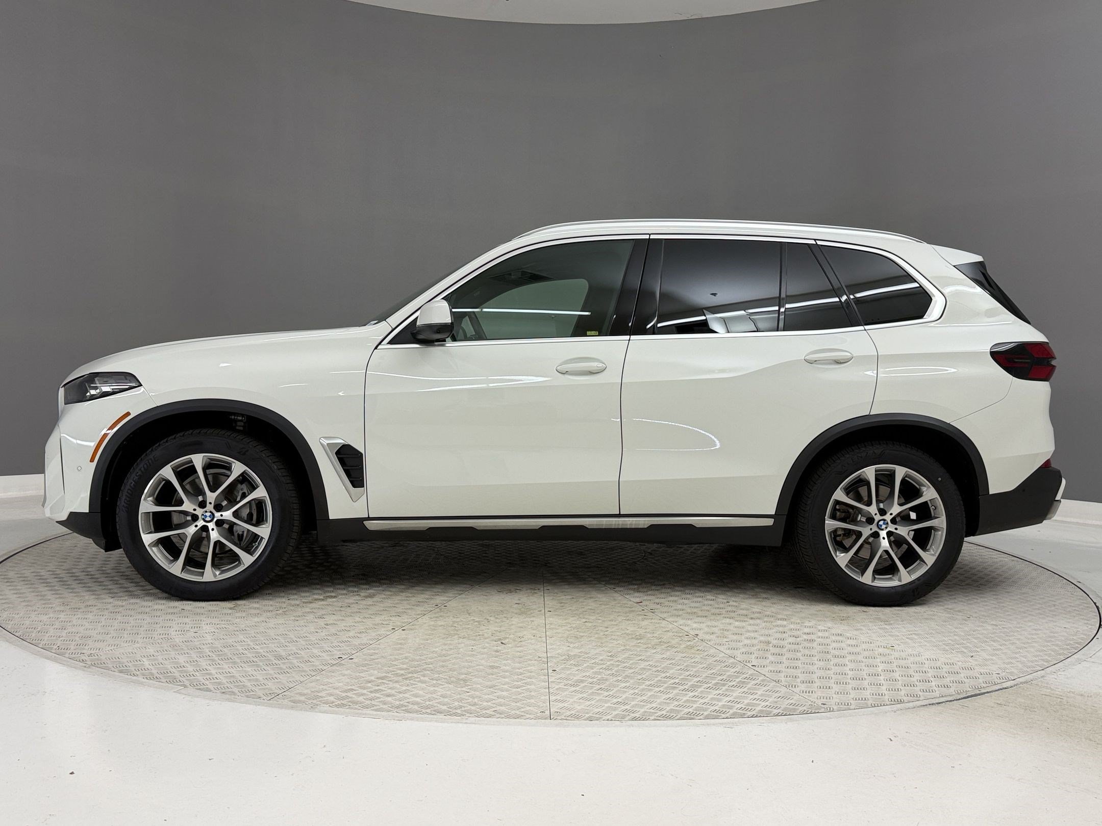 Used 2024 BMW X5 sDrive40i w/ Parking Assistance Package RWD image 2