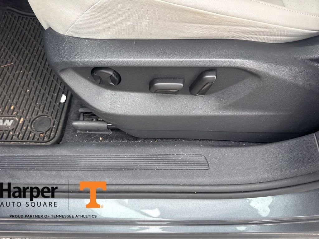 Used 2020 Volkswagen Tiguan SE w/ Panoramic Sunroof Package image 19