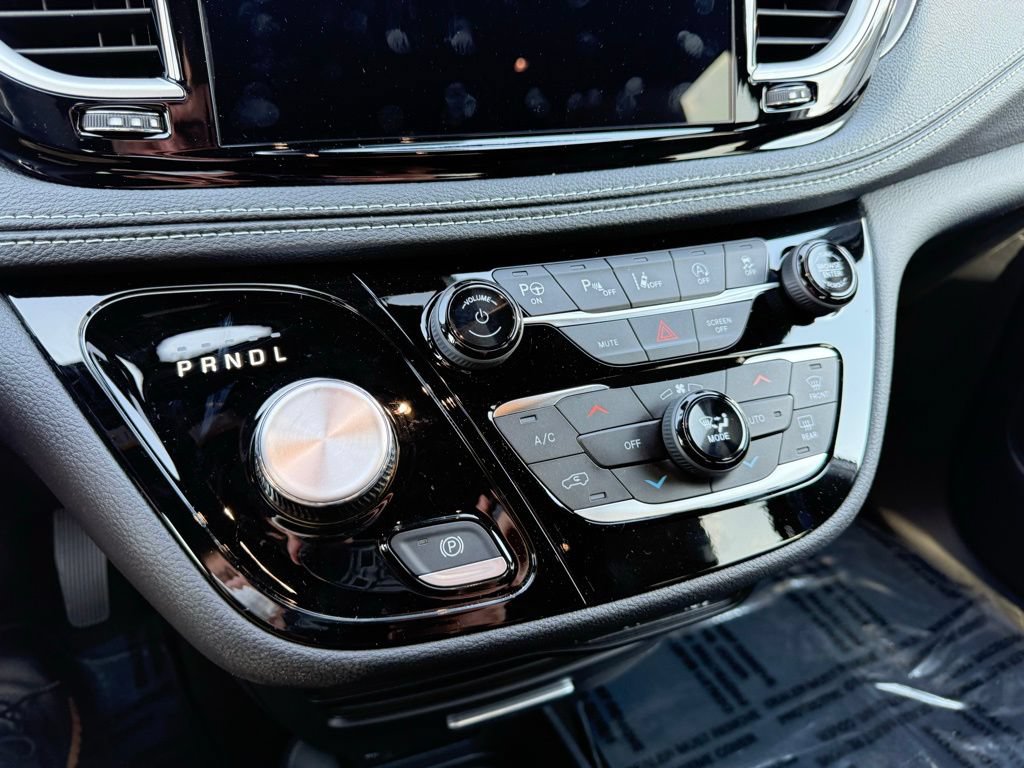 New 2025 Chrysler Pacifica Select FWD image 30