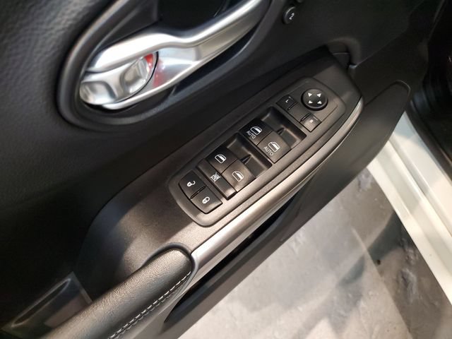 Used 2019 Jeep Cherokee Overland w/ Technology Group AWD/4WD image 12
