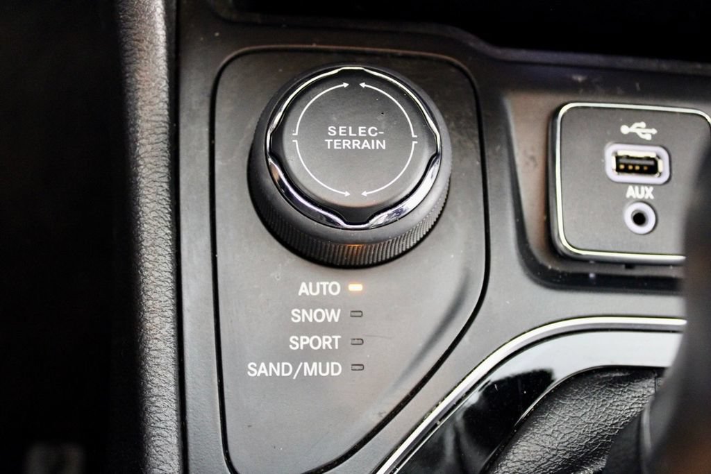 Used 2019 Jeep Cherokee Limited AWD/4WD image 23