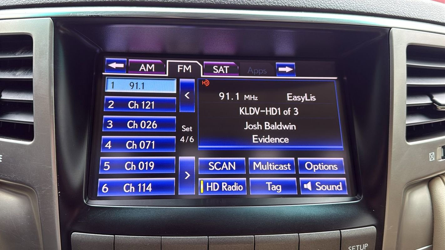 Used 2013 Lexus LX 570 4WD w/ Luxury Pkg image 26