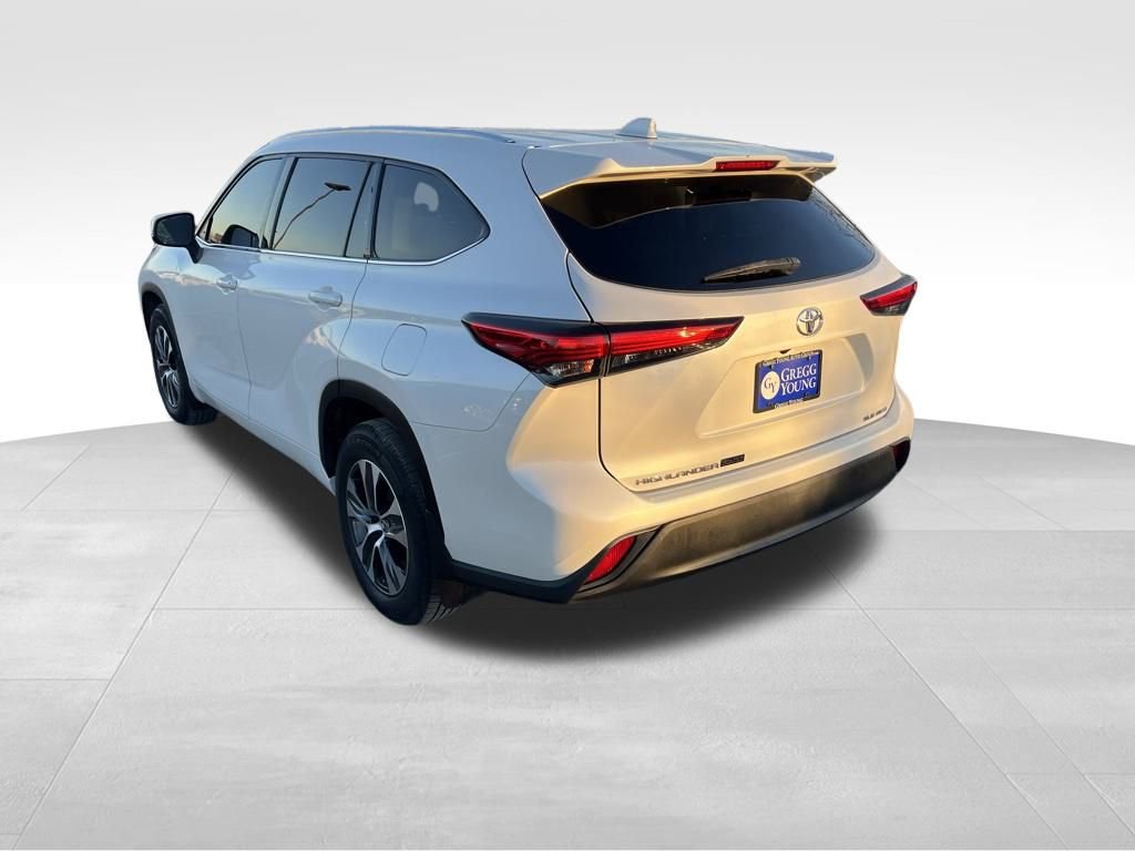 Used 2021 Toyota Highlander XLE image 3