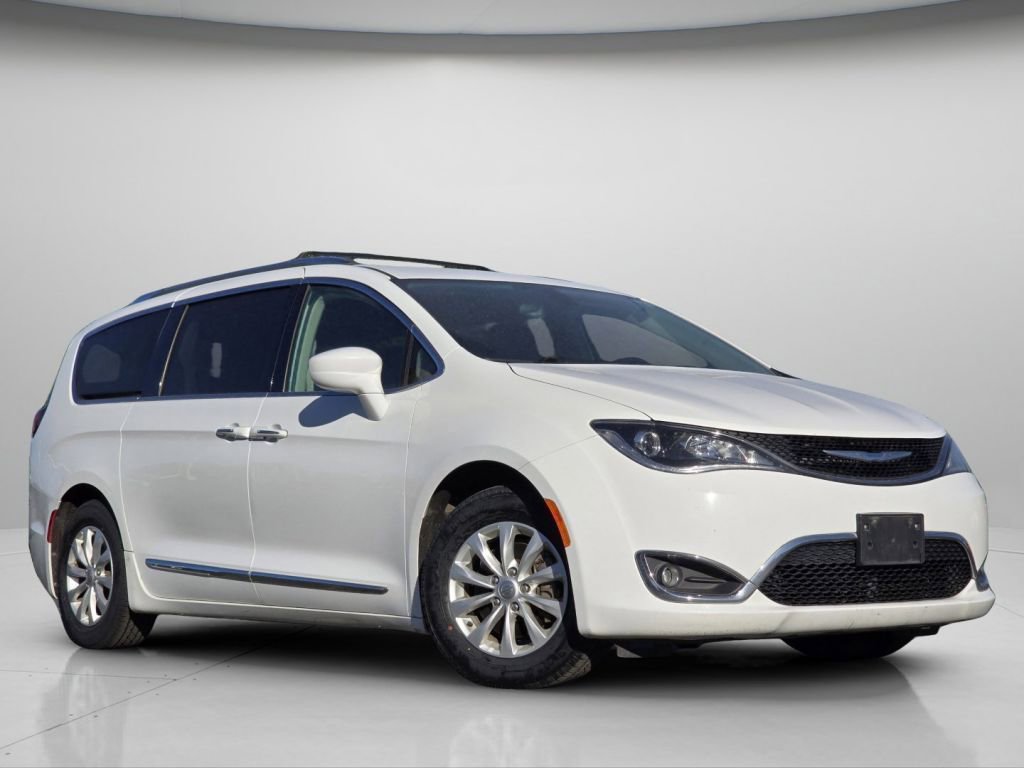 Used 2018 Chrysler Pacifica Touring-L FWD image 2