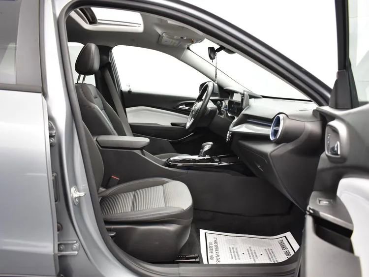 Used 2024 Chevrolet Trax LT w/ Sunroof Package image 17