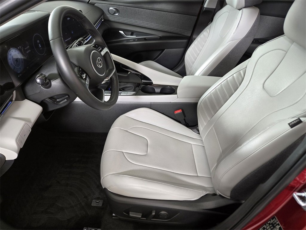Used 2023 Hyundai Elantra Limited image 14