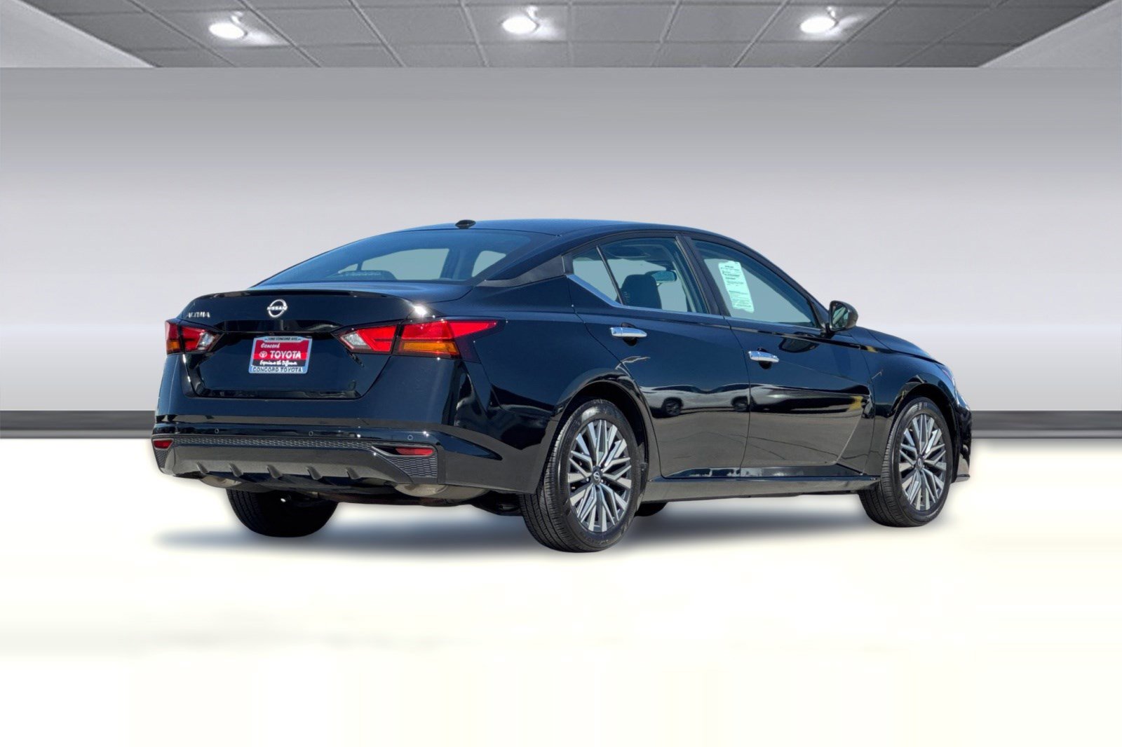 Used 2025 Nissan Altima 2.5 SV FWD image 3