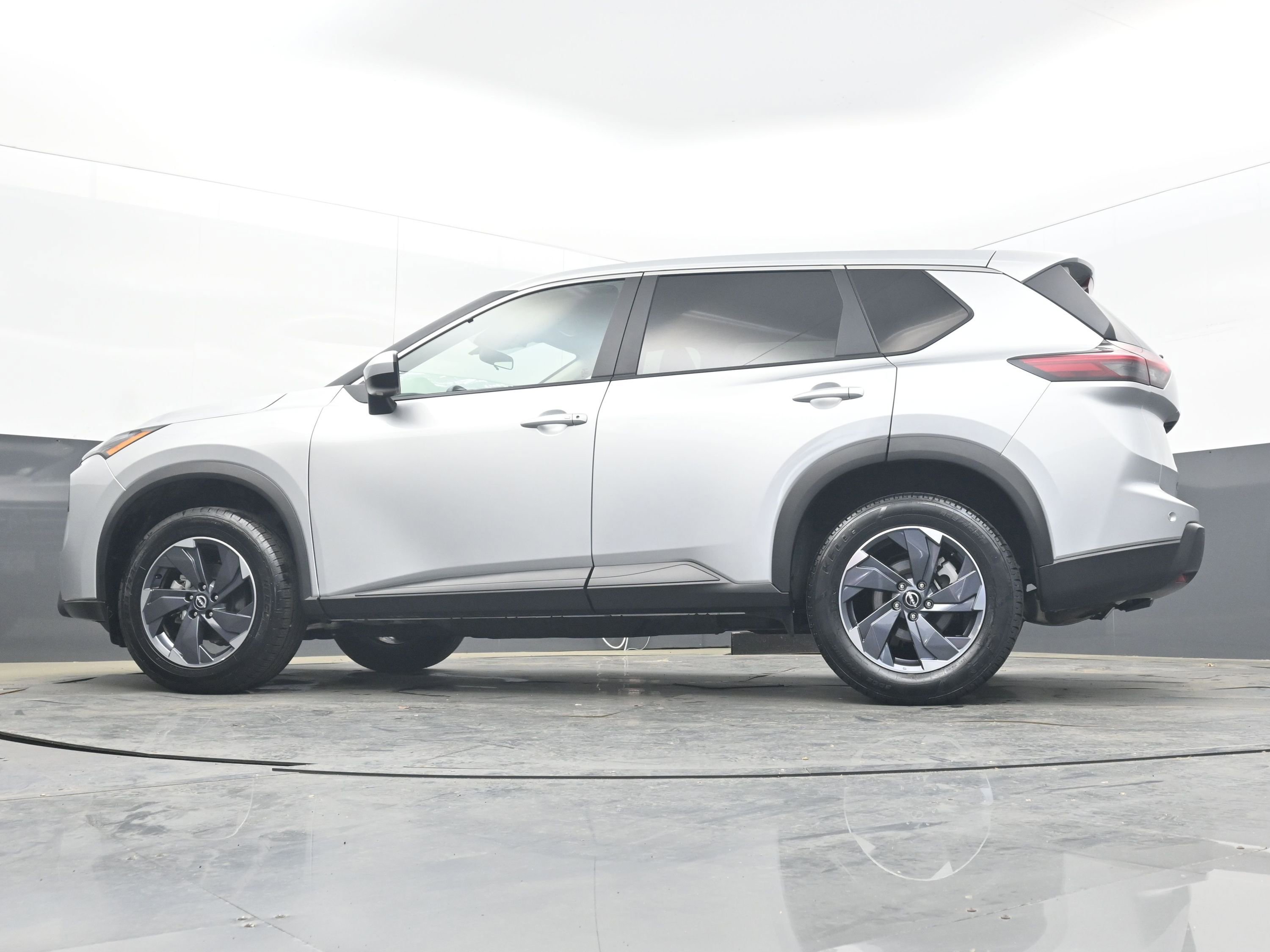 Used 2025 Nissan Rogue SV image 27