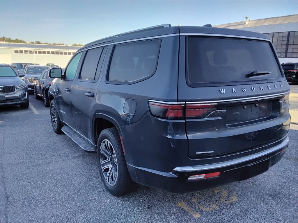Used 2023 Jeep Wagoneer 4WD w/ Premium Group I image 5