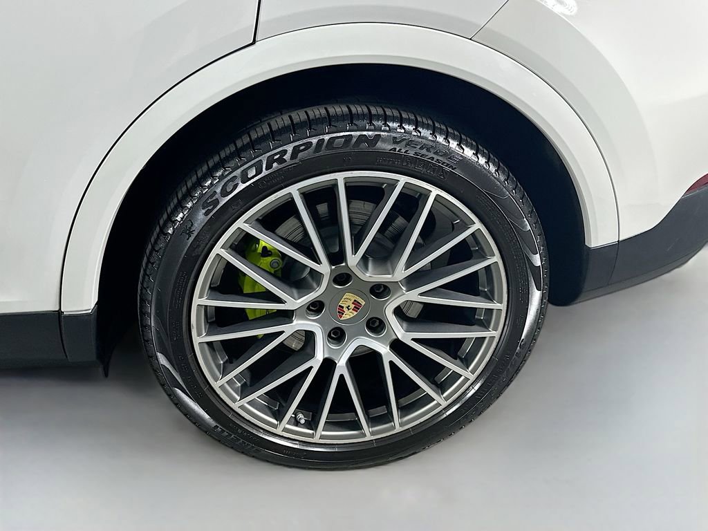Certified 2023 Porsche Cayenne Platinum Edition image 33