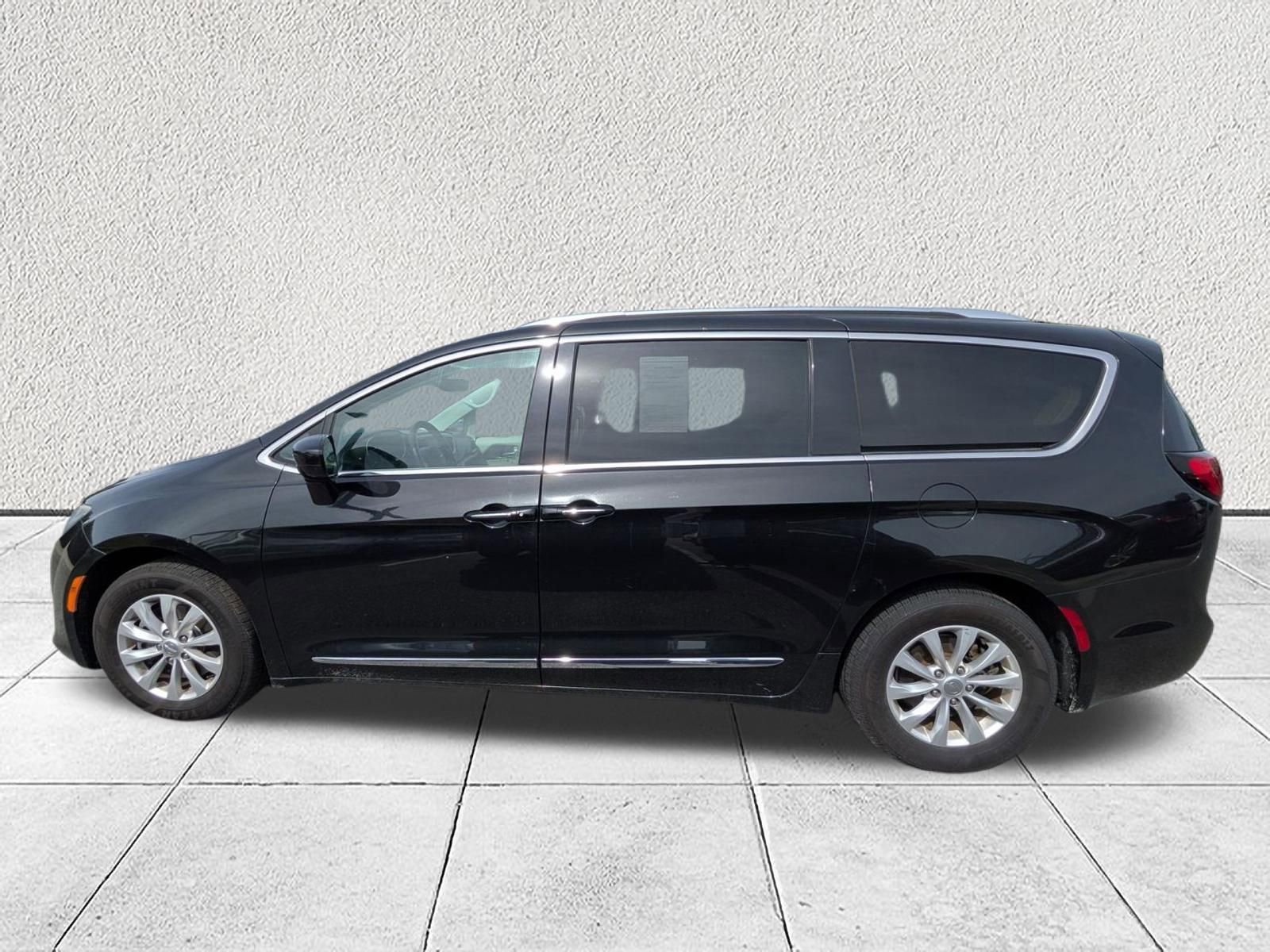 Used 2019 Chrysler Pacifica Touring-L FWD image 6