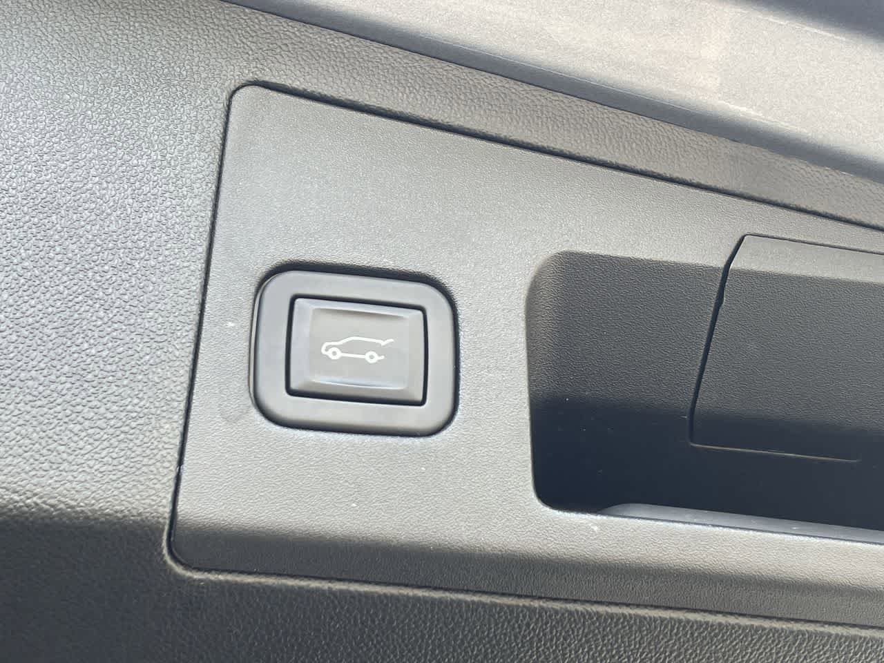 Used 2024 Cadillac XT5 Premium Luxury w/ LPO, Floor Liner Package FWD image 18