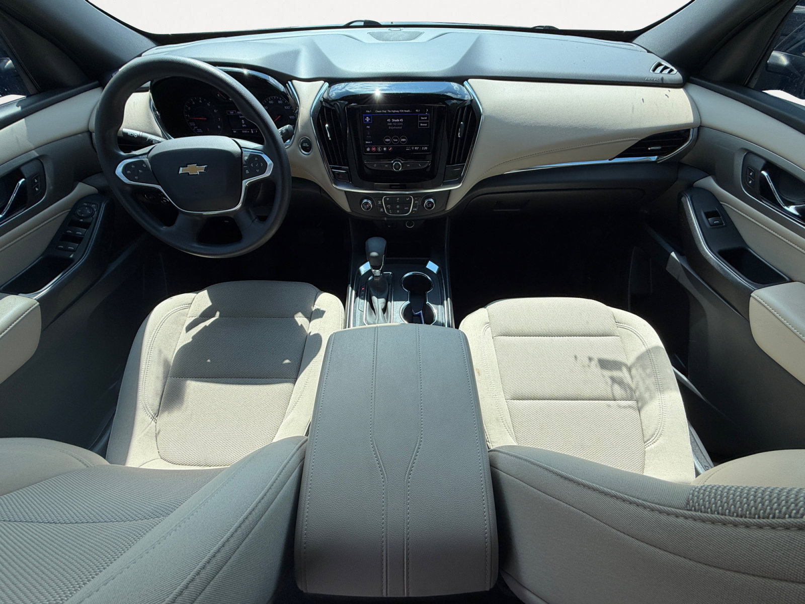 Used 2023 Chevrolet Traverse LS FWD image 2