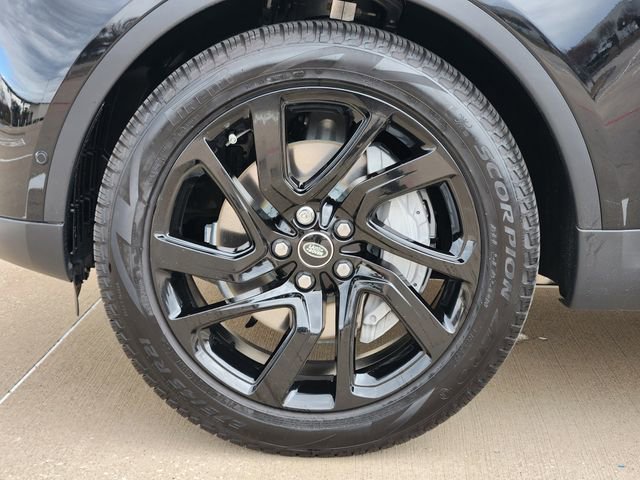 Used 2025 Land Rover Discovery S image 10
