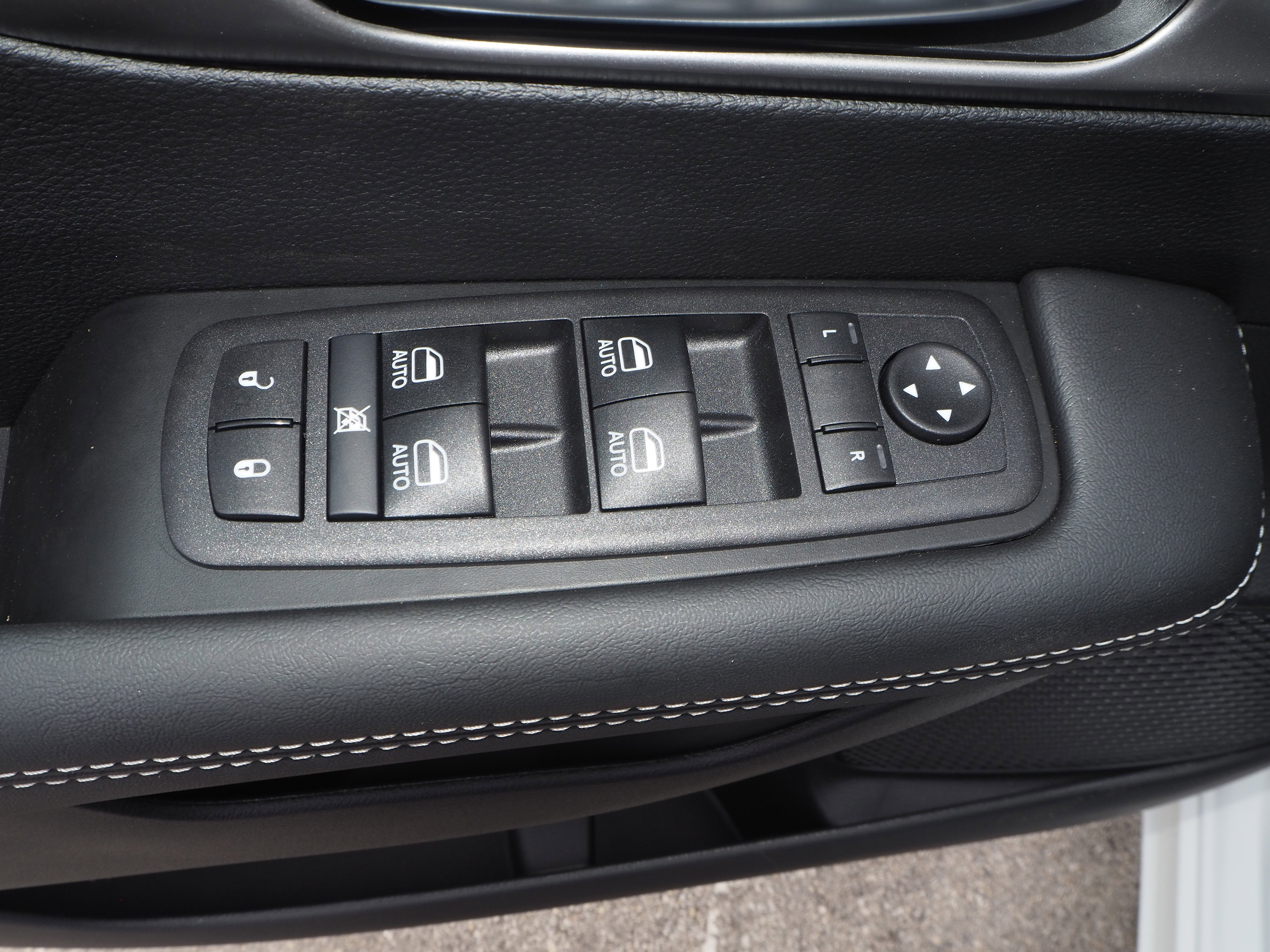 New 2025 Chrysler Pacifica Select w/ Uconnect Theater Family Group FWD image 30