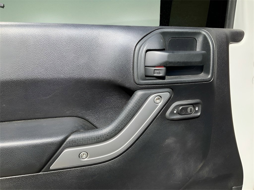 Used 2016 Jeep Wrangler Unlimited Sahara w/ Connectivity Group image 17