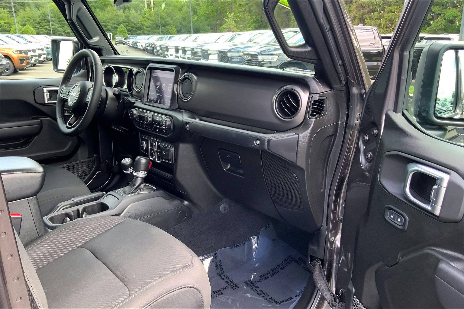 Certified 2023 Jeep Gladiator Sport AWD/4WD image 13