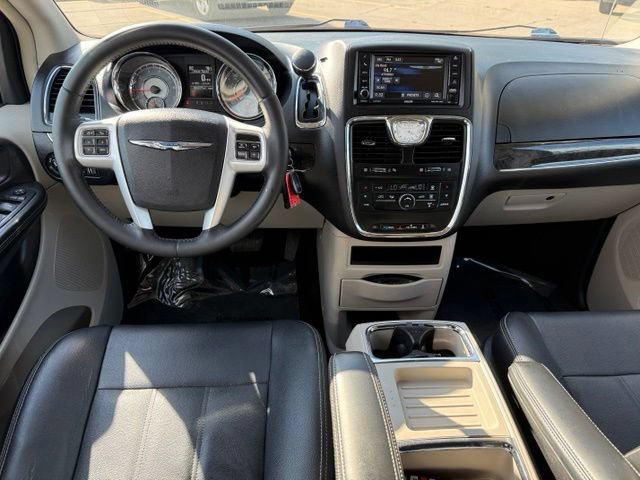 Certified 2016 Chrysler Town & Country Touring FWD image 8