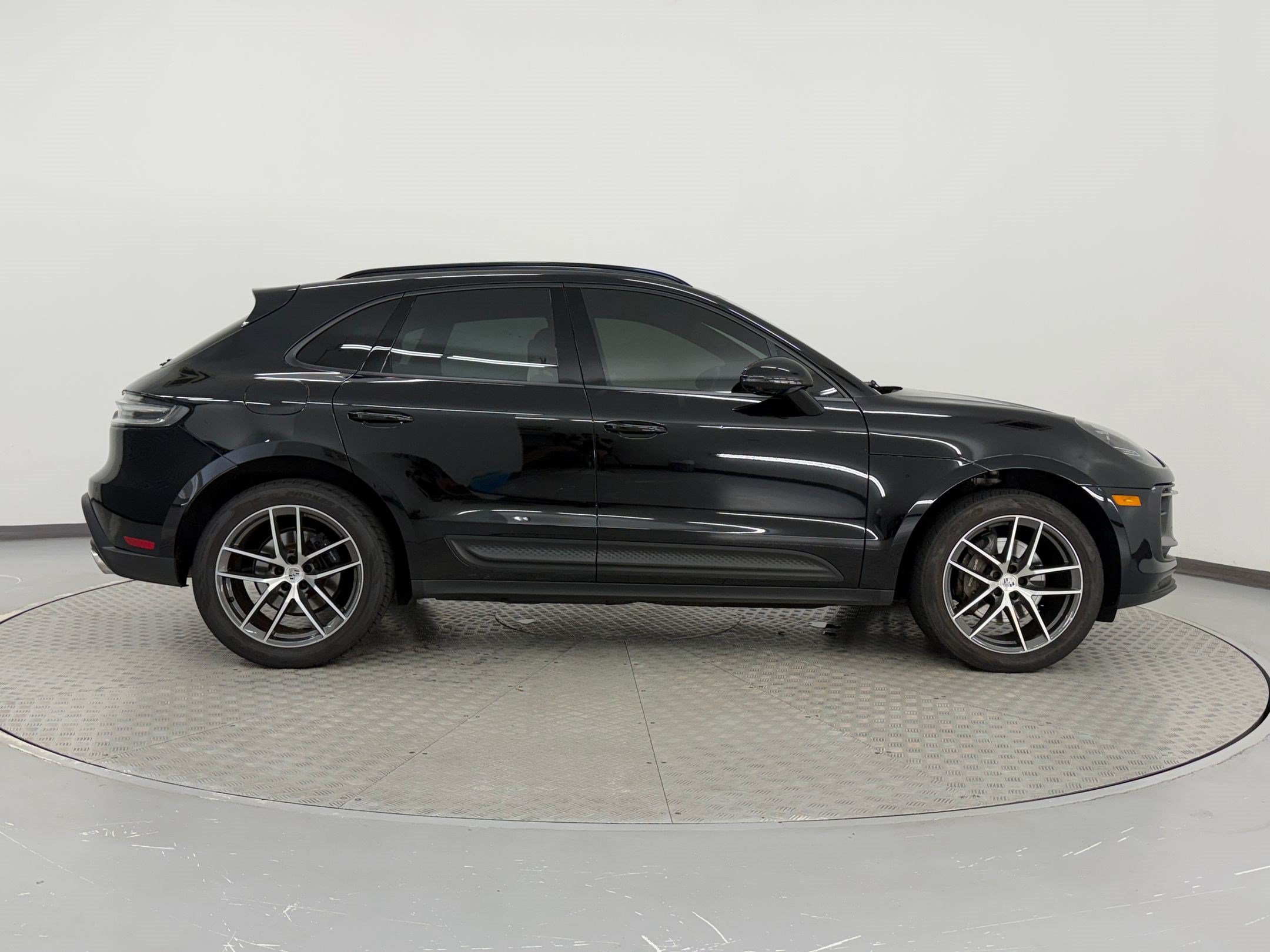 Used 2024 Porsche Macan AWD/4WD image 8