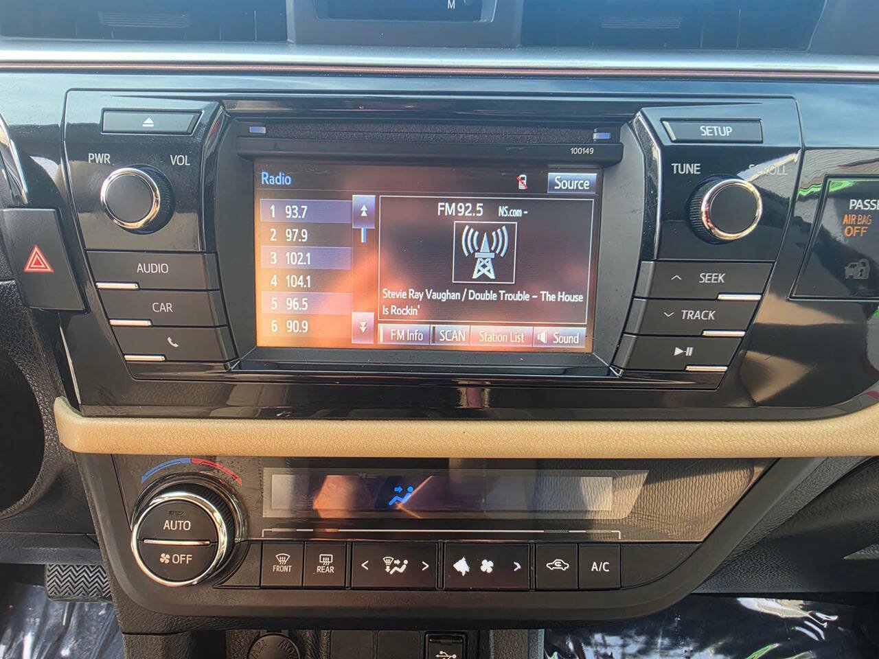 Used 2014 Toyota Corolla LE FWD image 32