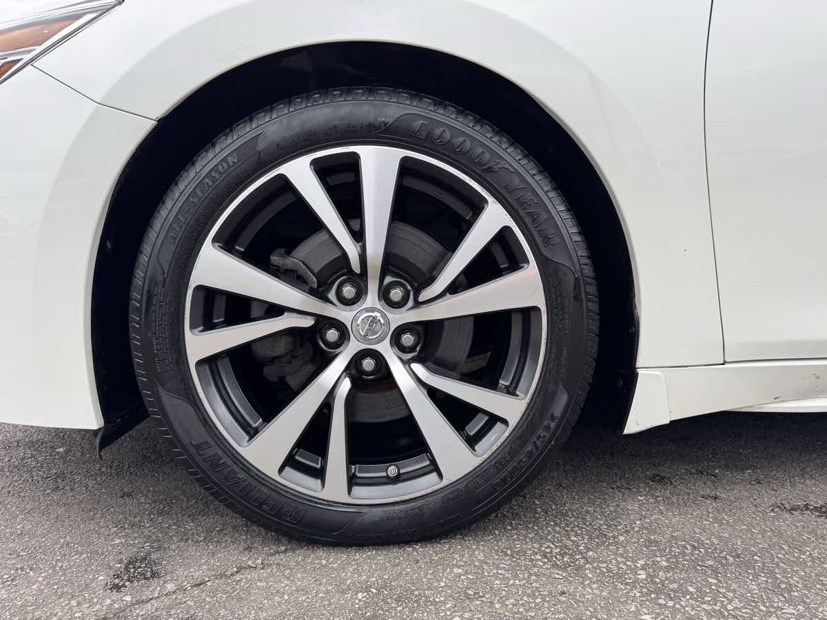 Used 2016 Nissan Maxima Platinum w/ Interior Lighting Package FWD image 9