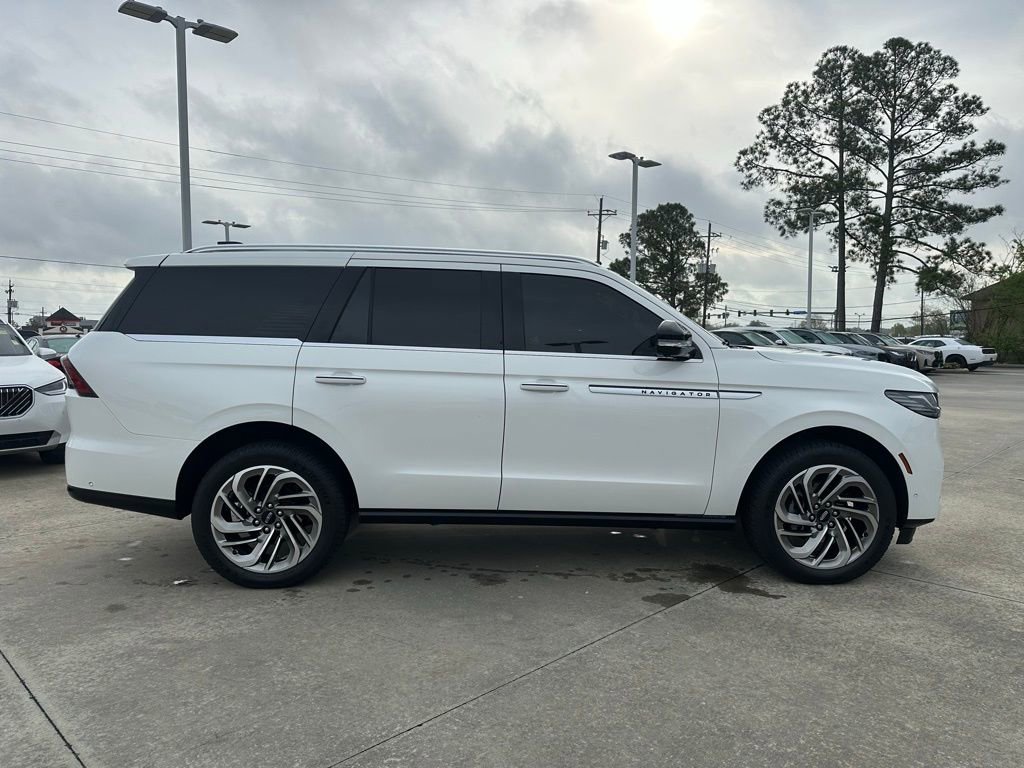 Used 2025 Lincoln Navigator Reserve image 4