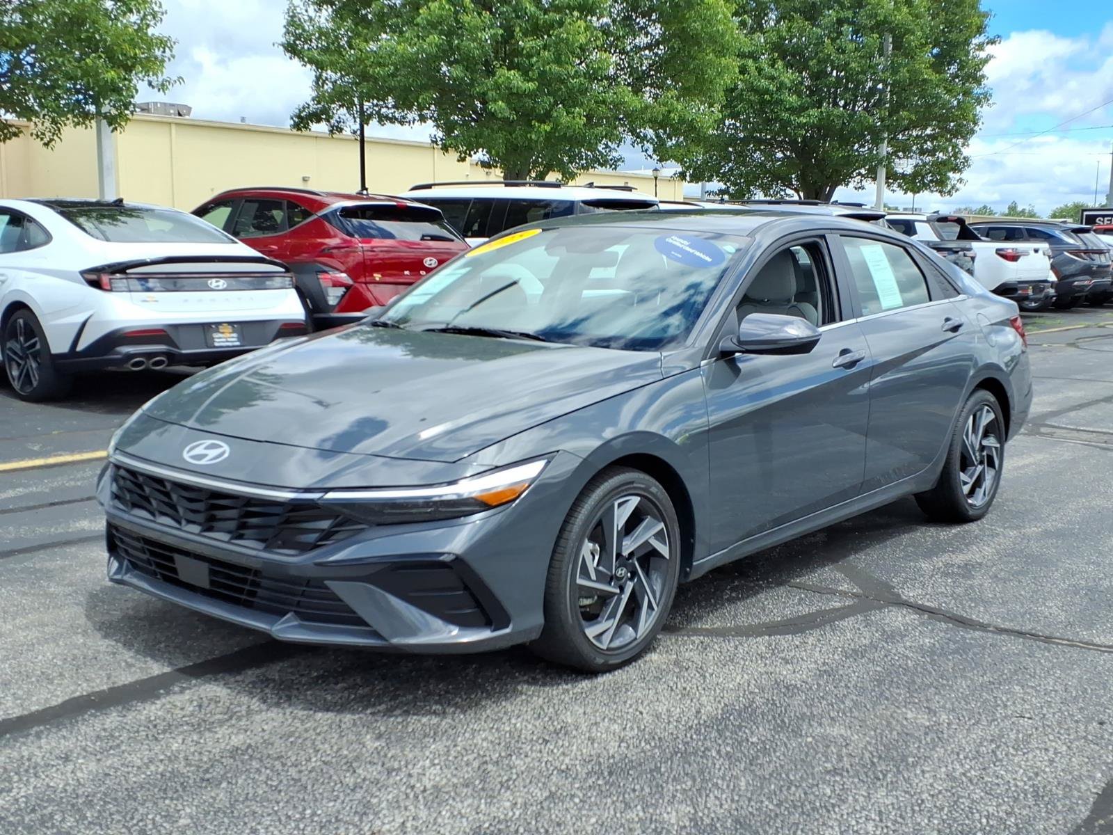 New 2025 Hyundai Elantra Limited FWD image 3
