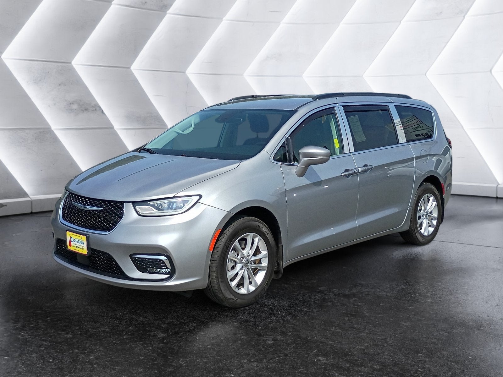 Used 2021 Chrysler Pacifica Touring AWD/4WD image 2
