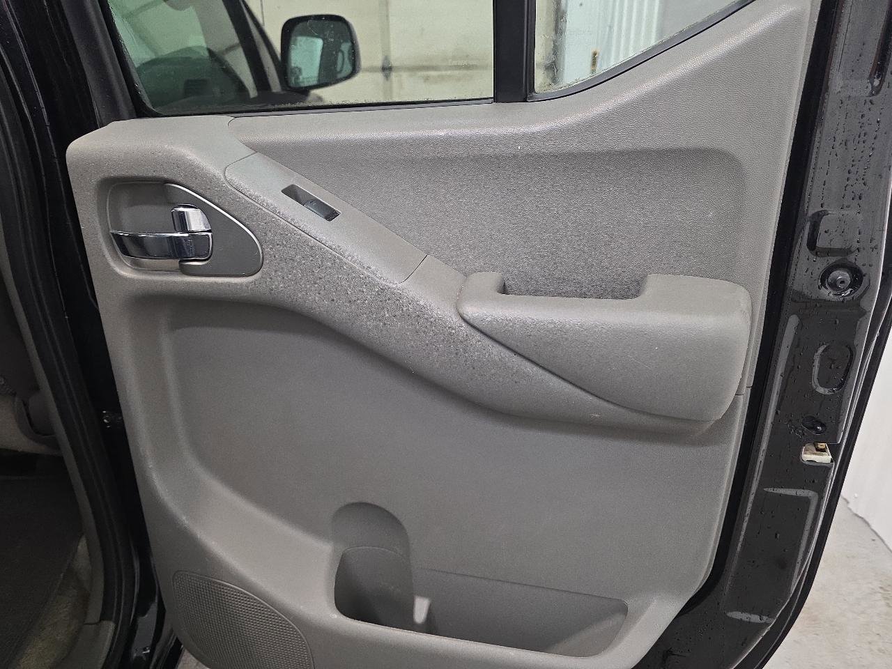 Used 2012 Nissan Frontier SV image 35