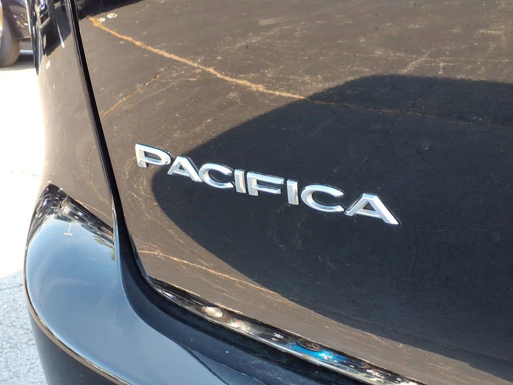 Used 2024 Chrysler Pacifica Touring-L FWD image 31